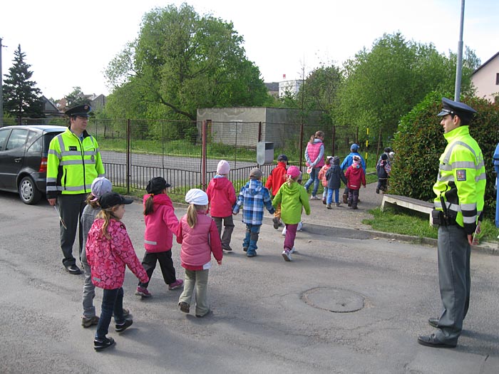 Dodržujeme pravidla vycházka s policistou